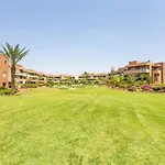 Front De Piscine En Rez De Jardin A Prestigia