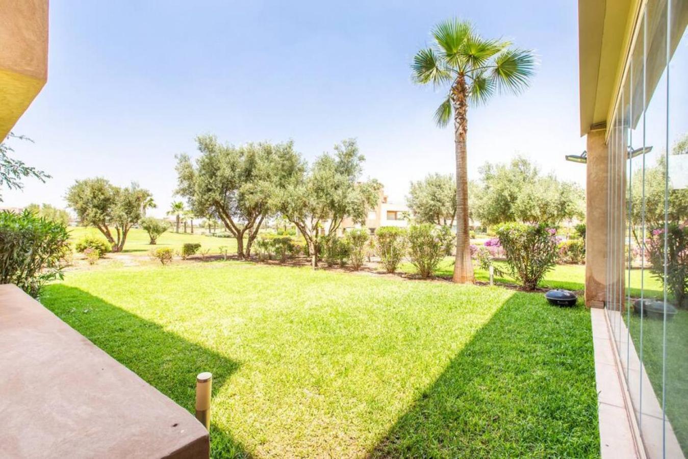 Appartement Front De Piscine En Rez De Jardin A Prestigia