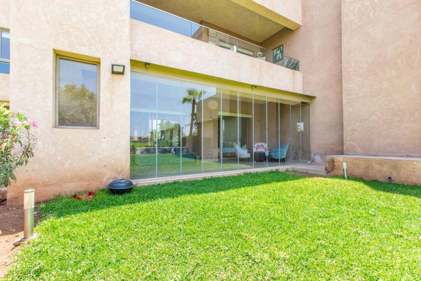 Front De Piscine En Rez De Jardin A Prestigia *