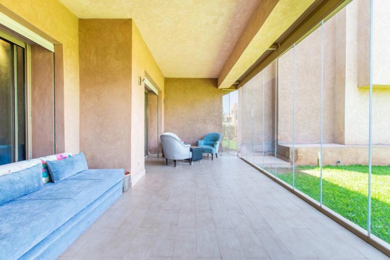 Front De Piscine En Rez De Jardin A Prestigia