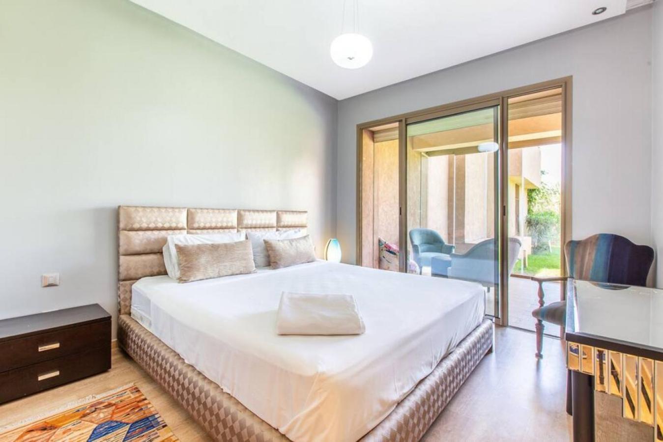 Appartement Front De Piscine En Rez De Jardin A Prestigia