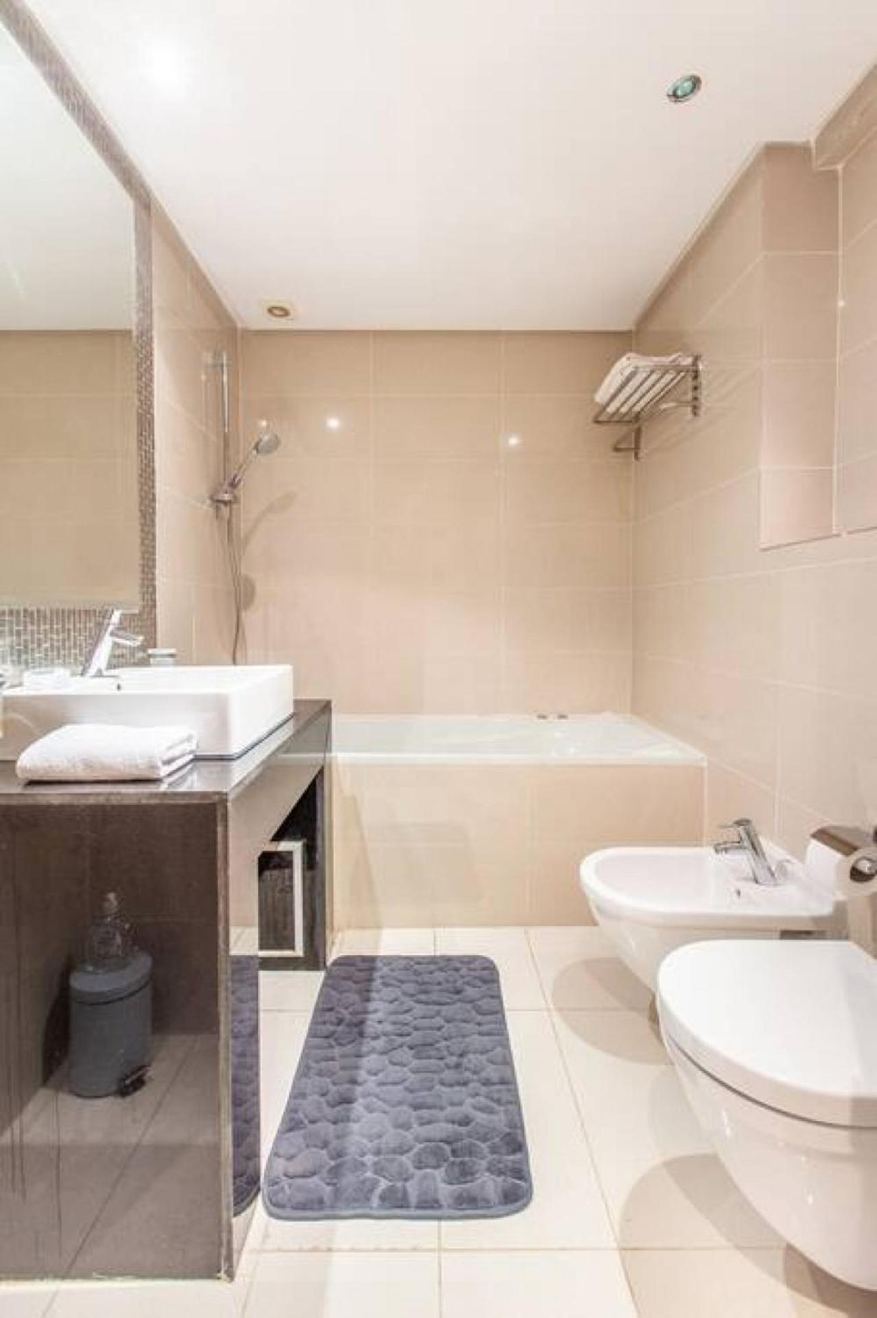 Appartement Front De Piscine En Rez De Jardin A Prestigia